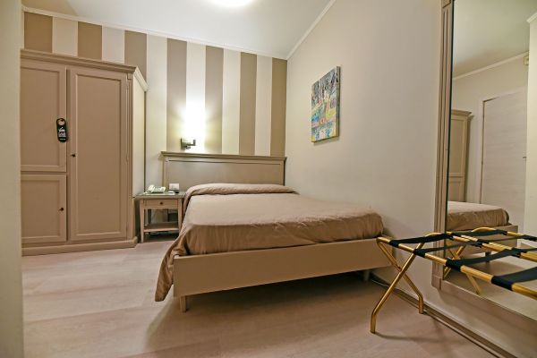 Camera doppia con letto alla francese